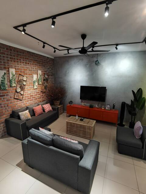 Cheerful-5 bedroom house in Segamat(IV Homestay)