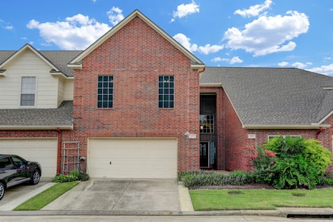 Cheerful 3 bedroom townhouse with pool