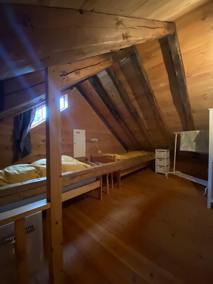 2 camas individuales en el loft del segundo piso