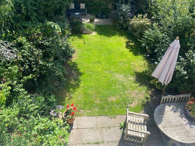 Cheerful 6 bedroom home in leafy Fulham. gallery image 4