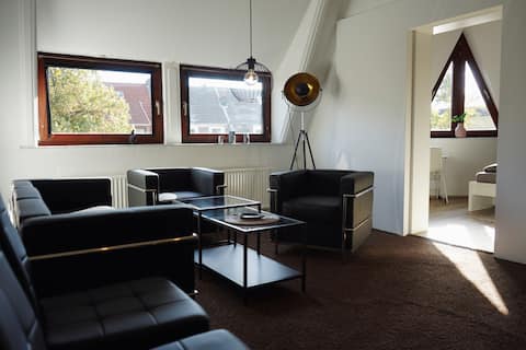 Popular Airbnb listing: unique: spacious | train station | parking | TV in Walle