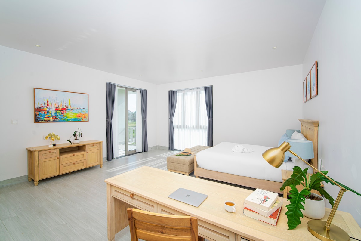 This is master room on second floor with opening view.  You could enjoy the big bacony to look at the view with your roommate. How  wonderful^^

Room also has a place to work either^^