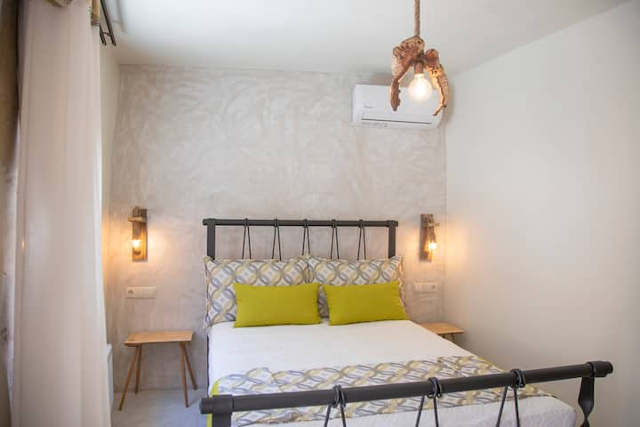 غرفة النوم 2 - مدخل من الفناء. السرير عبارة عن قطعة فنية. إنه فضي ومصنوع يدويًا.