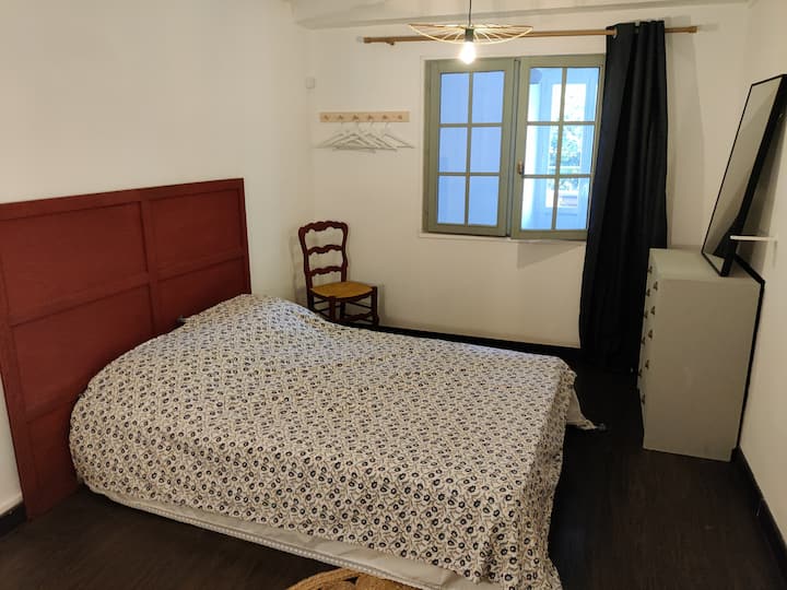 غرفة النوم 2، بسرير مزدوج 140 × 190 سم، خزانة ملابس، وسكرتيرة. 
ملاحظة: هذه الغرفة في اليوم الثاني.