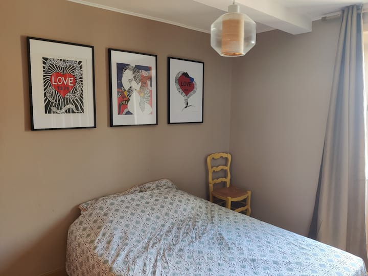 غرفة نوم 3، سرير مزدوج 140 × 190 سم، خزانة ملابس مع خزانة ملابس ورفوف.

عند الطلب، إمكانية وجود سرير قابل للطي