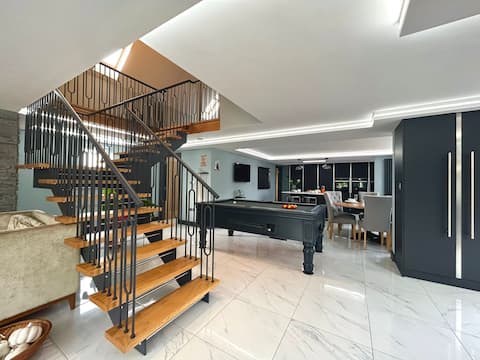 Moonsticks House - Exquisite Property, Sleeps 14