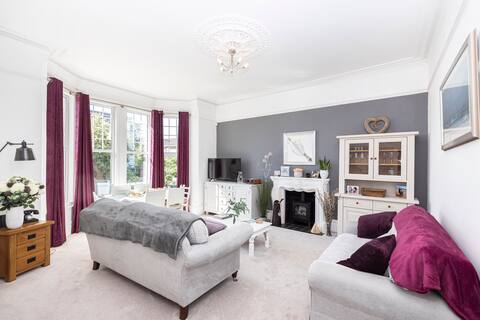NEW Lux garden flat, 2-min walk to beach + parking