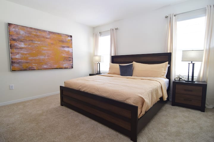 Suita e dytë me krevat dopio "king" me banjë private, televizor inteligjent dhe dollap të madh.