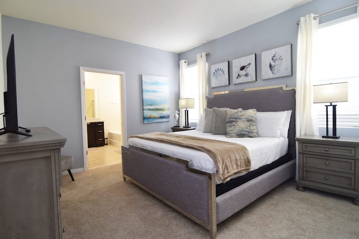 Dhomë gjumi kryesore me krevat dopio "king", banjë brenda dhomës, televizor inteligjent dhe dhomë garderobë.