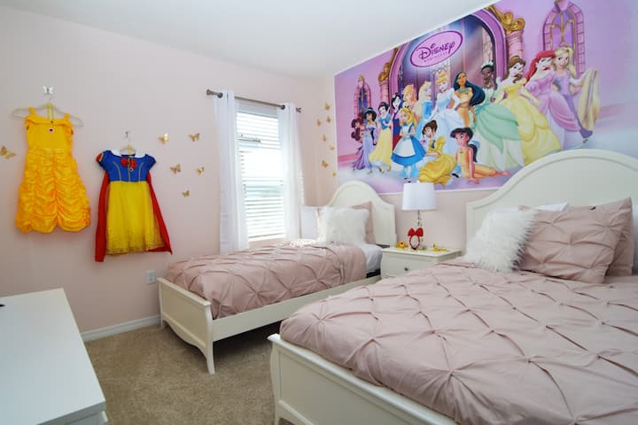 Dhoma e gjumit 5 është një dhomë me tematikë princeshë Disney me dy krevate tek dhe televizor inteligjent