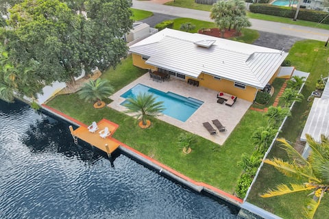 Waterfront Heated Pool,Jacuzzi, Pier, 2mi to Beach