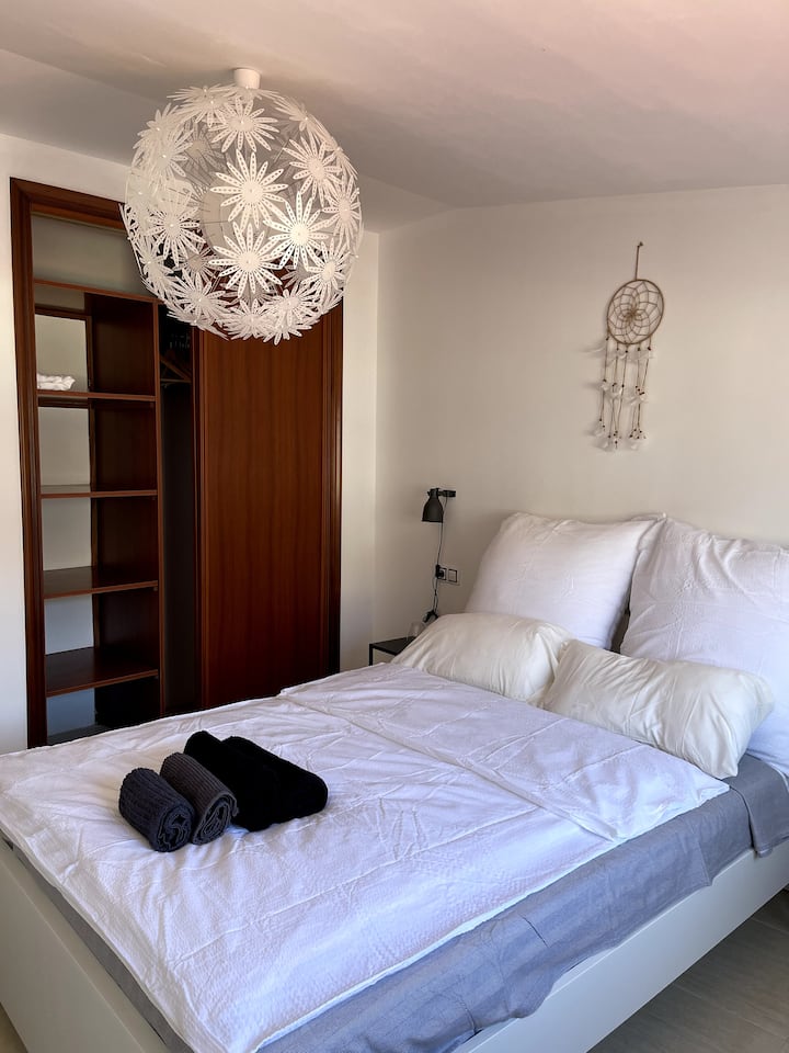 primera habitación arriba (mucho espacio de almacenamiento)