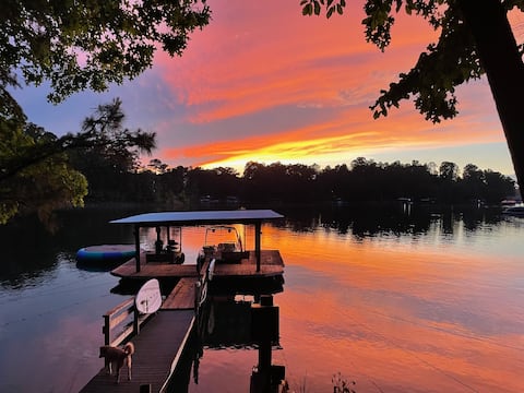 Modern Lakefront • Golden Views & Fall Feels