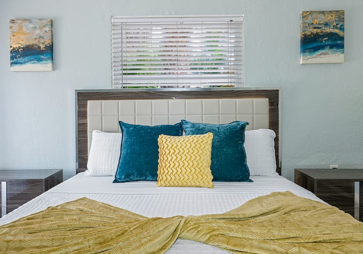 Cozy Beach Town Retreat - Mins To Beaches - St. Pete Beach, FL