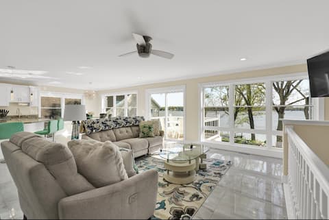 Luxury, Modern 2-Bedroom Water Front Apartment!