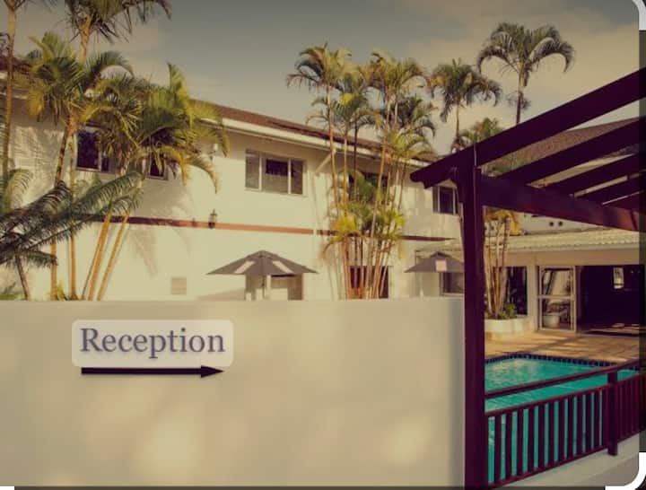 Charming Bedroom In A Hotel With A Pool - Pinetown