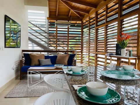 2-suite villa, steps to beach, pool, fast wifi