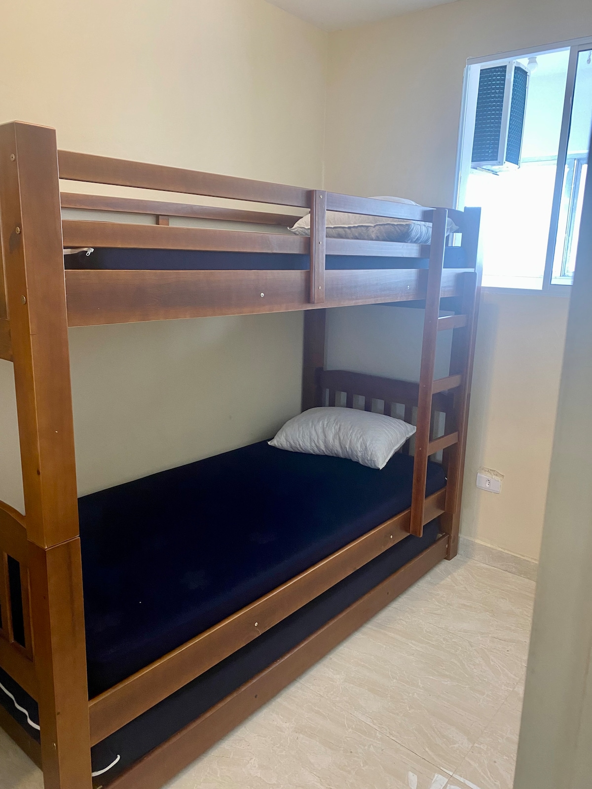 საძინებელი კონდიციონერით, ტრელით და კარადით