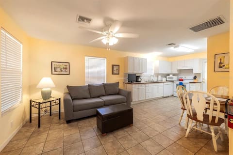 Successful Airbnb property: Cottage in Historic Downtown Mount Dora in Mount Dora
