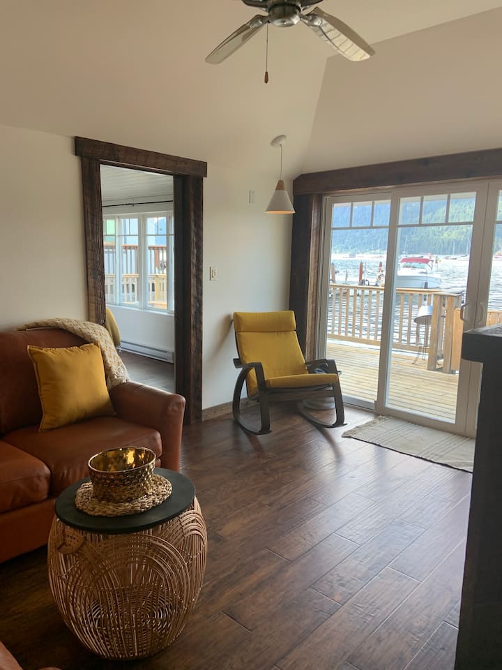 Cowibbean Cottage-uniquely Situated Over The Ocean - Cowichan Bay