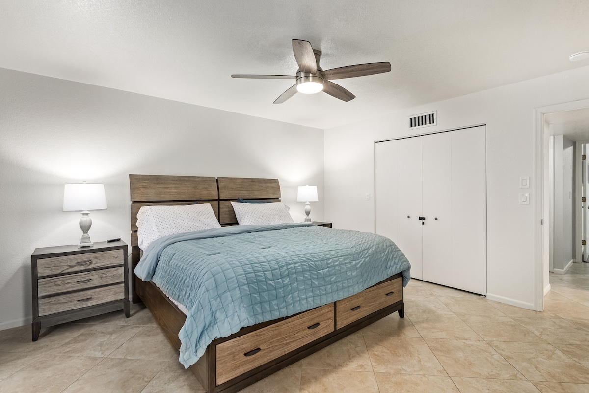 Dhomë gjumi kryesore me krevat dopio "King" dhe banjë en suite.