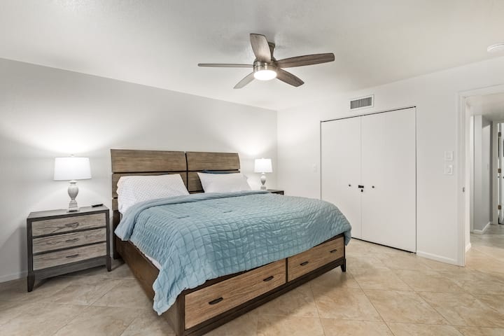Hlavná spálňa s manželskou posteľou King a vlastná kúpeľňa.