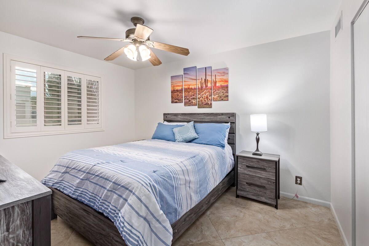 Dhoma e gjumit të vizitorëve me krevatin dopio "queen".