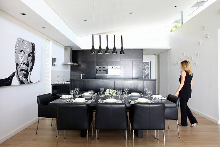 Exquisite serviced apartment overlooking the sea ! gallery image 3