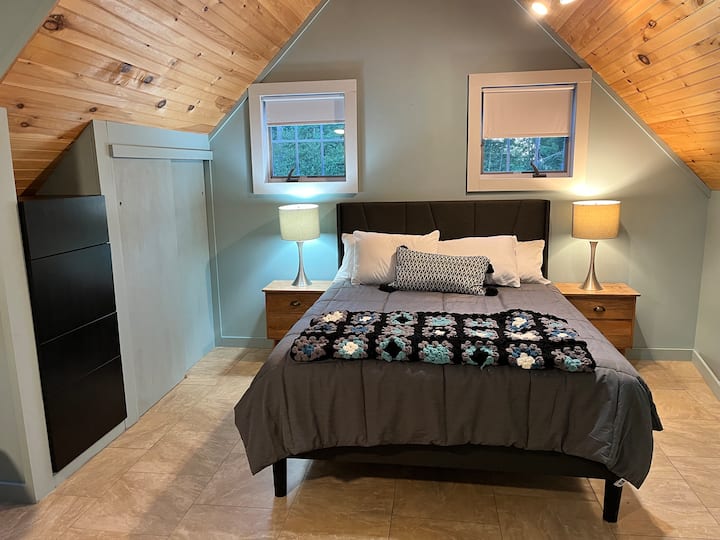 Queen size bed with plenty of room and storage