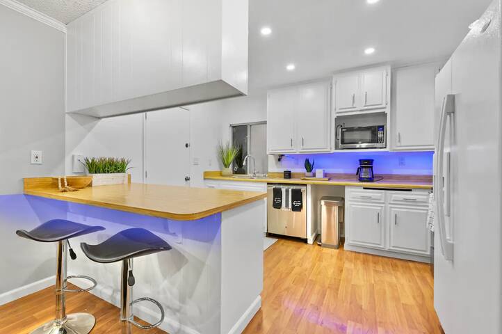 Massive 5BR Resort Style Retreat with Heated Pool gallery image 3