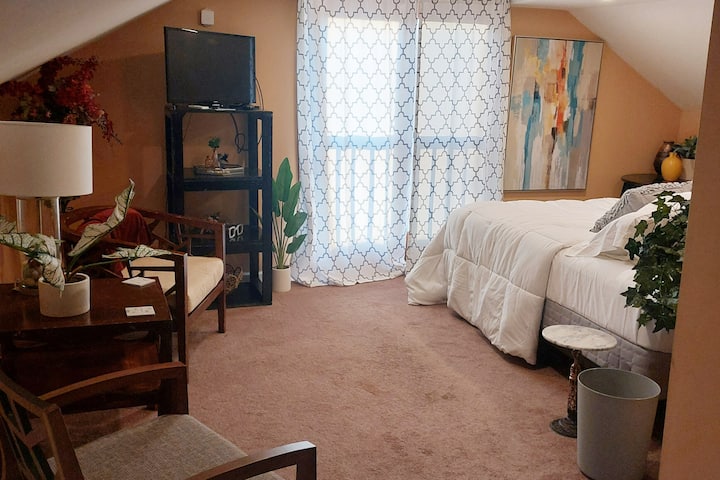  ชั้น 2 - ห้องนอนกว้างขวางพร้อมพื้นที่นั่งเล่นพื้นที่สำนักงานและเตียงแบบดึงออกในตู้เสื้อผ้า นอกจากนี้ยังมีเตียงเก้าอี้คู่นอนได้ 4 คน