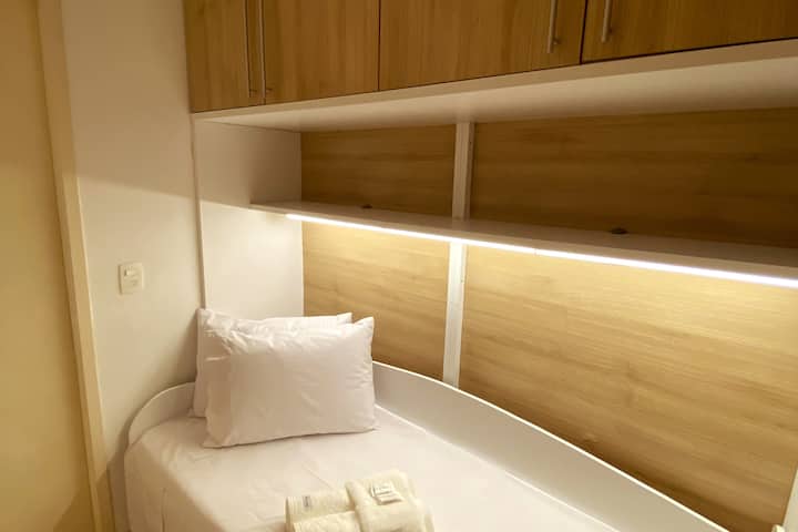 ห้องนอนที่สองมีเตียงคู่ 1 หลังไม่มีหน้าต่างเป็นห้องขนาดเล็กที่เมื่อดึงเตียงด้านล่างแล้วจะใช้พื้นที่ทั้งหมด