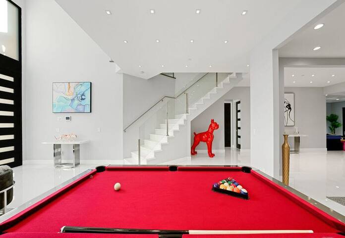 Amazing Lux Mansion Near Universal Studios w/ pool gallery image 4