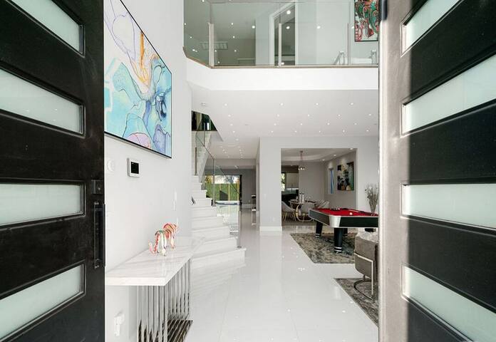 Amazing Lux Mansion Near Universal Studios w/ pool gallery image 3