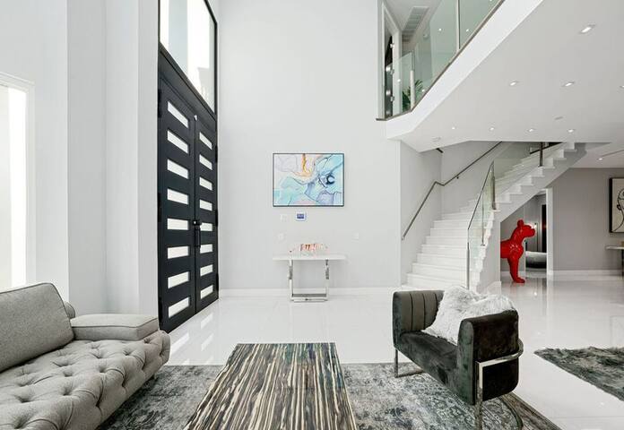 Amazing Lux Mansion Near Universal Studios w/ pool gallery image 5