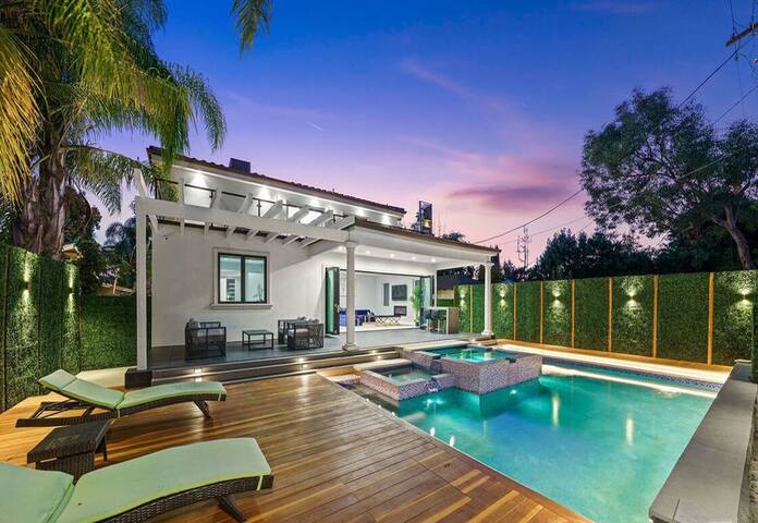 Amazing Lux Mansion Near Universal Studios w/ pool gallery image 2