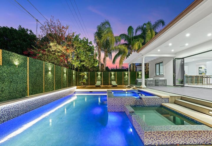 Amazing Mansion with Resort Pool, 5 Bedroom, Games - Houses for Rent in