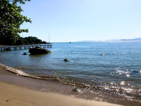 Top performing Airbnb: Guest house with swimming pool, by the sea. in Biguaçu