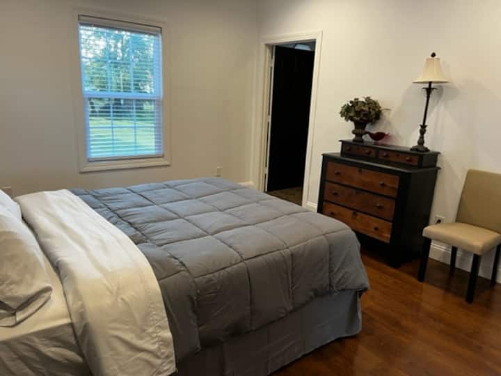 La chambre principale dispose d'un lit Queen Size, d'un placard et d'une commode pour que vous vous sentiez chez vous !