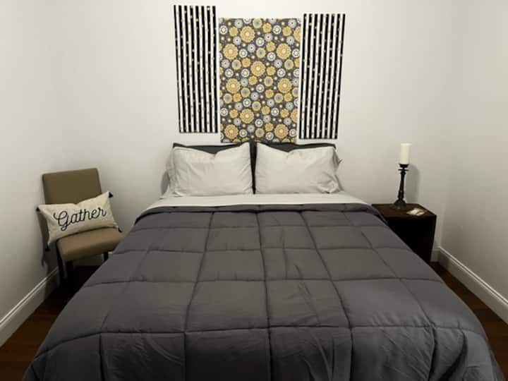 La deuxième chambre dispose d'un lit Queen et d'un placard. Une demi-baignoire se trouve juste devant votre porte !