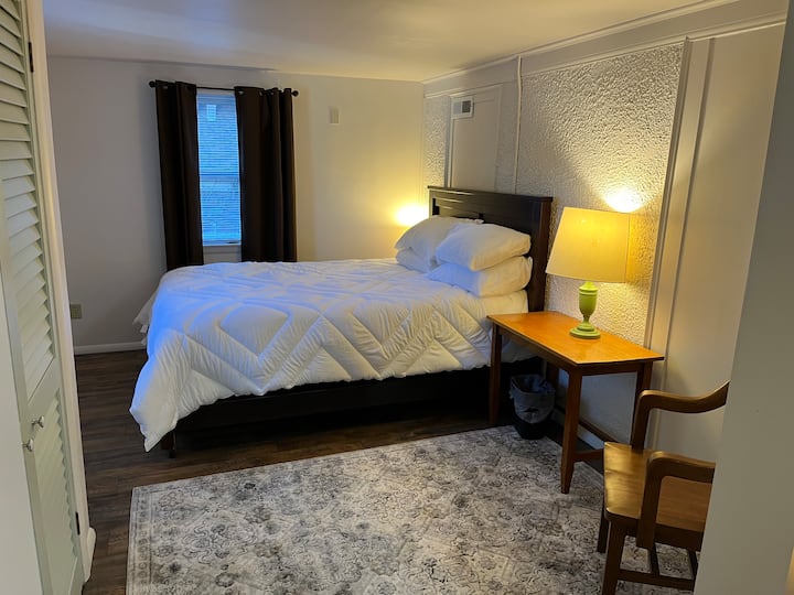 Cozy, historic 2nd floor apt w/ off street parking Apartments for