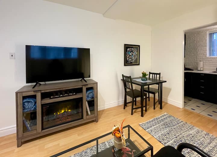 Cozy Apt In Great Central Location + Free Parking - 31 Night Minimum - Montreal