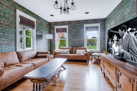 Historic Three Bedroom Townhouse - Downtown Mystic