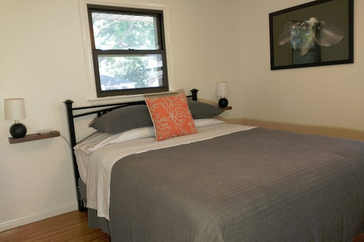 غرفة النوم 2: سرير بحجم كوين مع تلفزيون روكو ومنطقة مكتب