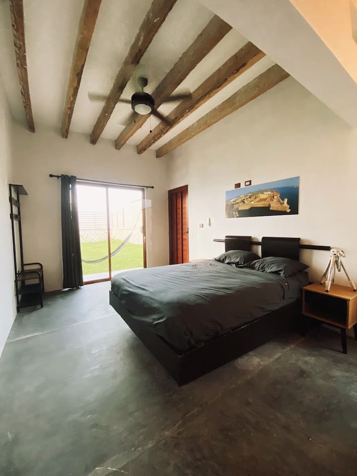 ห้องนอนใหญ่เตียงคู่และเข้าถึงด้านนอกได้โดยตรง