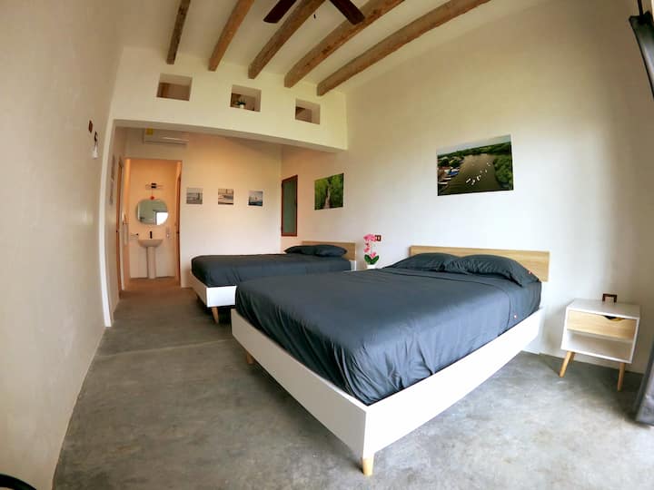 ห้องเตียงใหญ่ (เตียงคู่) พร้อมห้องน้ำส่วนตัวและทางเข้าสวนริมหน้าต่าง