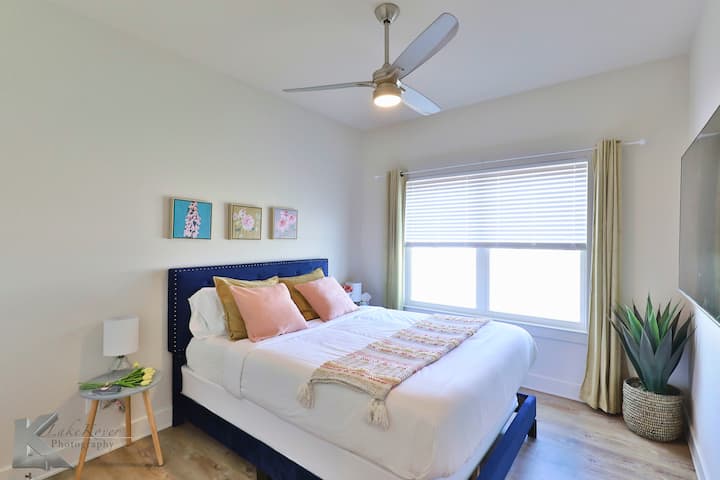 Dhomë gjumi me krevat dopio "Queen" me mbulesë dysheku.

(ana e djathtë)