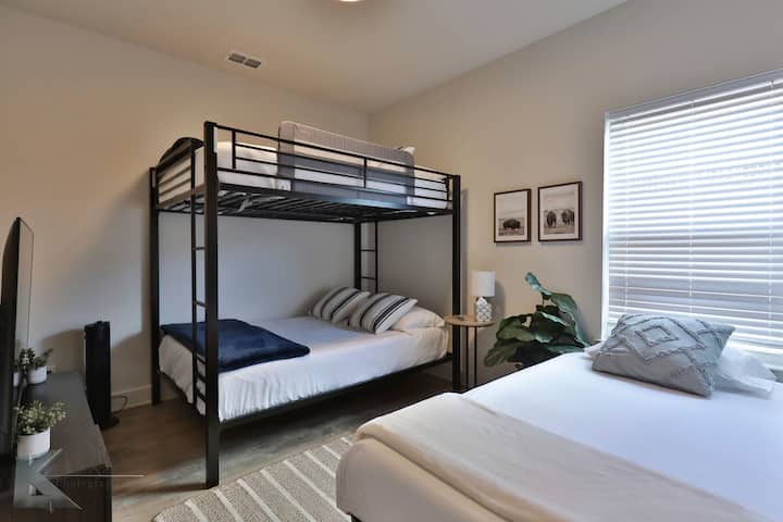 Krevate marinari, edhe me krevat dopio

(Ana e djathtë)