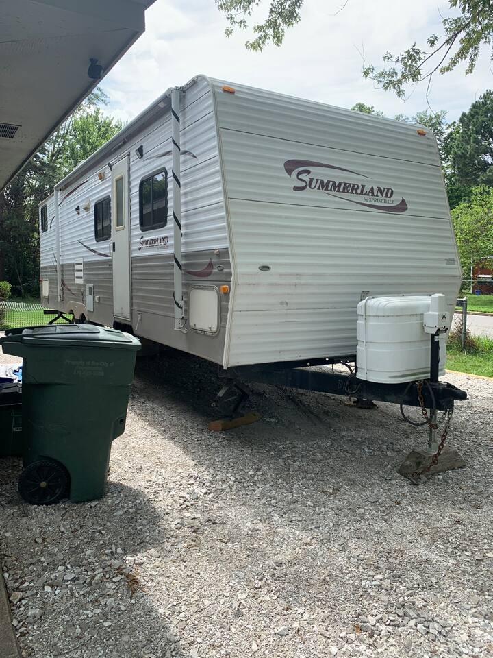 Delightful Camper Minutes from Razorback Stadium. Campers/RVs for