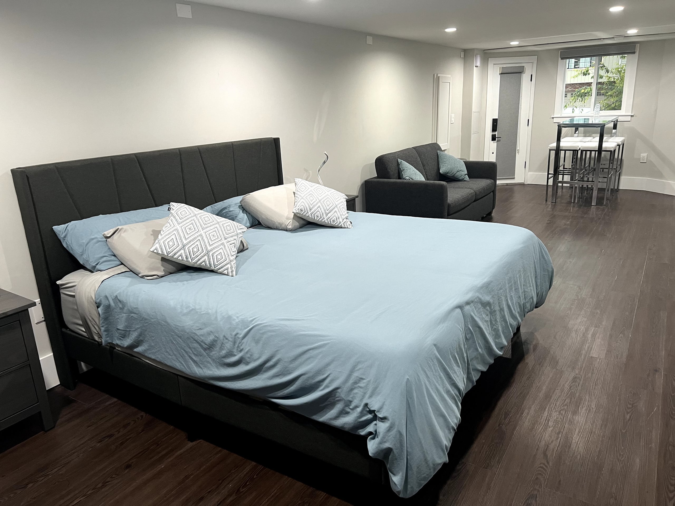 Modern Studio in SF with Luxury Backyard - Image 4